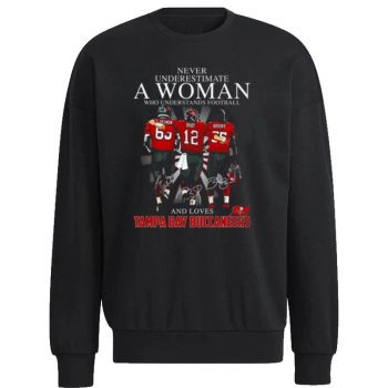 Never Underestimate A Woman Wo Understands Football And Loves Tampa Bay Buccaneers L.Selmon Brady And Brooks Signatures Unisex Sweatshirt